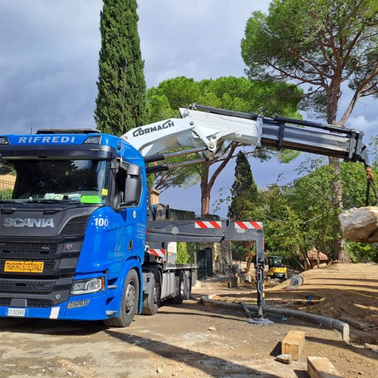 Sollevamento massi per posizionamento fontana