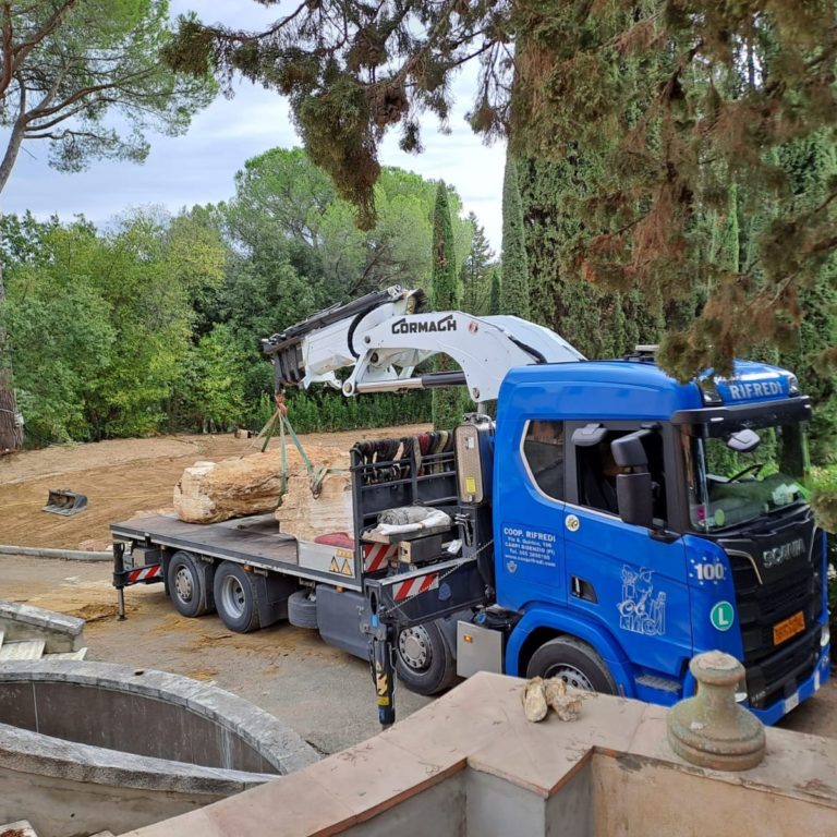 Sollevamento massi per posizionamento fontana