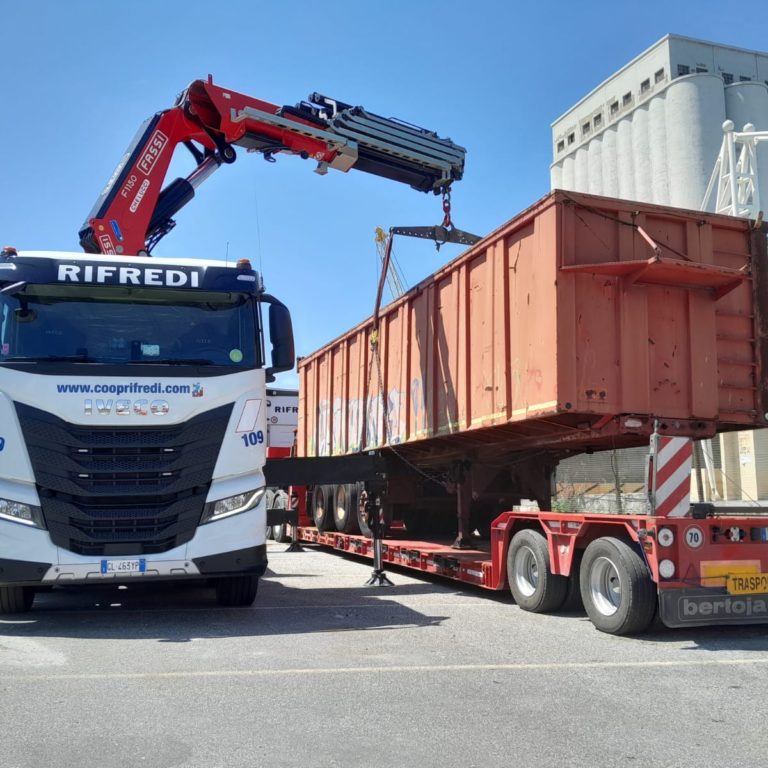 Sollevamento container