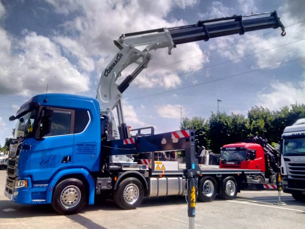 Mezzo 100 - Motrice Gru - Adibito al trasporto materiali, rifiuti e sollevamento macchinari industriali, portata Max 15 q.li