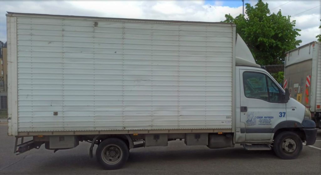 Mezzo 37 - Furgone adibito al sevizio di traslochi e trasporto rifiuti