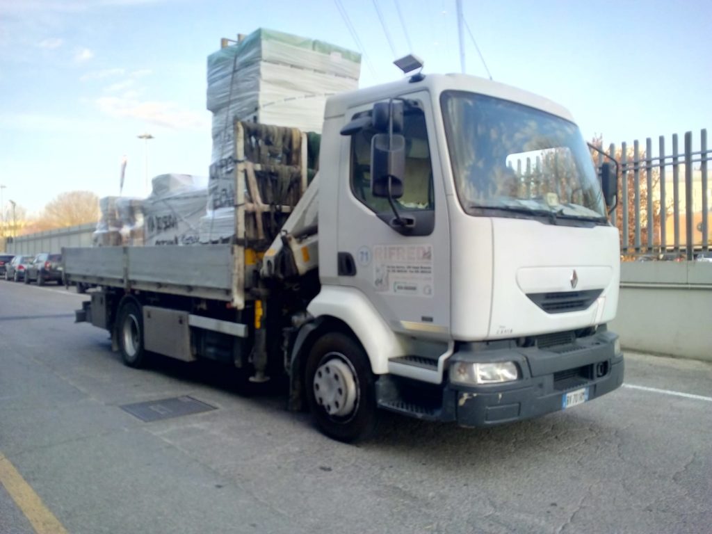 Mezzo 71 Motrice Gru fino a 30 q.li con portata utile fino a 50 q.li adibito al trasporto merci e smaltimento rifiuti