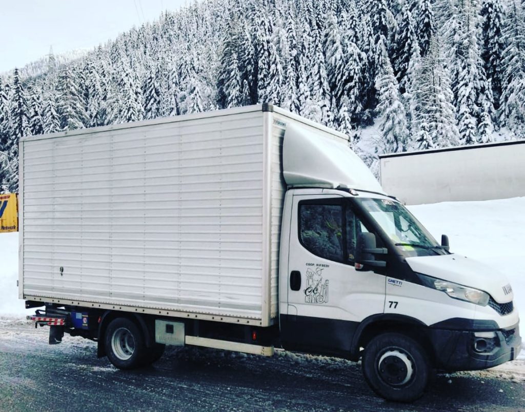 Mezzo 77 - Motrice con sponda idraulica adibita al trasporto merci con portata utile 28 q.li