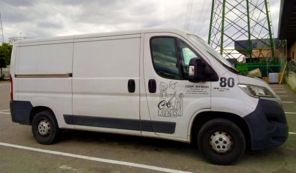 Mezzo 80 - Furgone adibito al trasporto merci e utilizzato per facchinaggio e traslochi