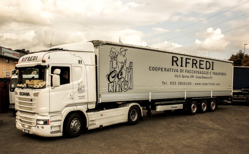 Mezzo 81 Bilico con semirimorchio centinato adibito a trasporto merci e smaltimento rifiuti, eo con semirimorchio adibito per trasporti eccezionali