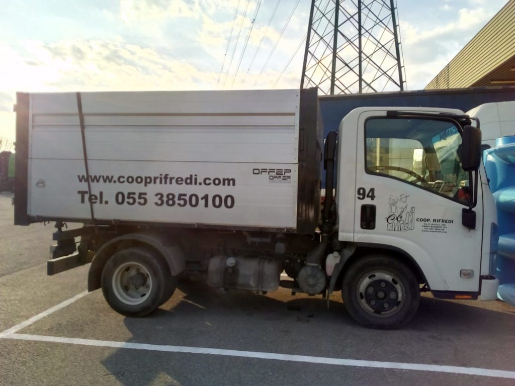 Mezzo 94 Isuzu ribaltabile con portata utile fino a 9 q.li per trasporto merci e smaltimento rifiuti