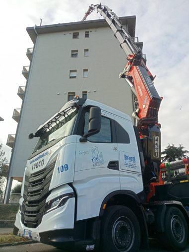 Braccio gru GIB - sollevamento e posizionamento gruppi frigo