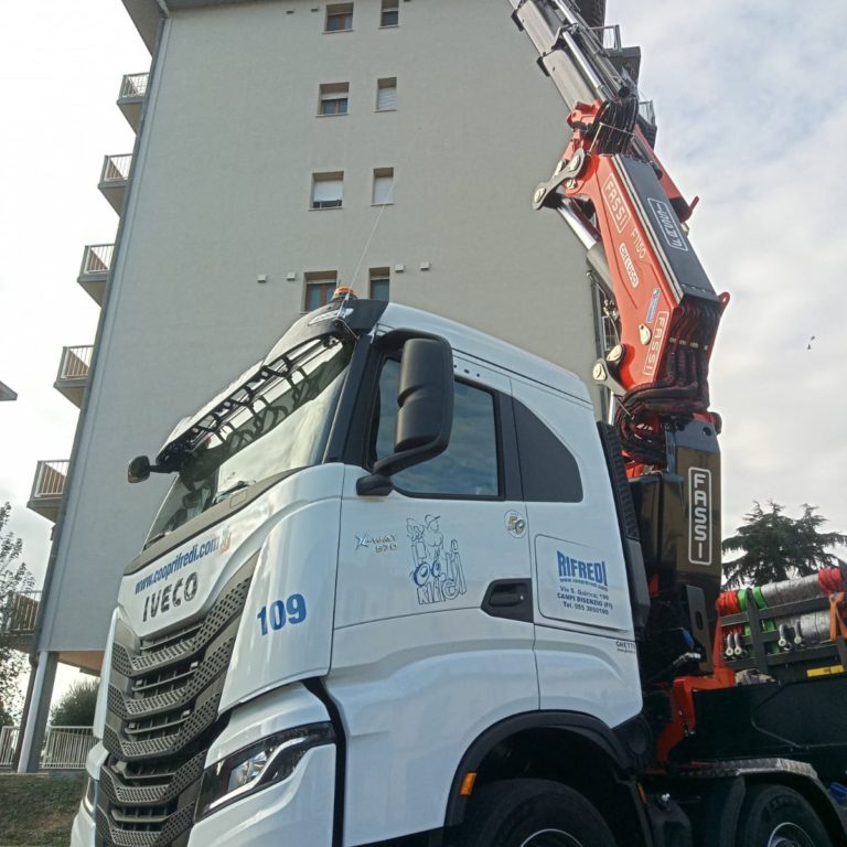 Braccio gru GIB - sollevamento e posizionamento gruppi frigo