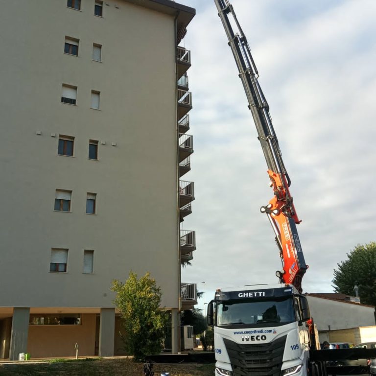 Braccio gru GIB - sollevamento e posizionamento gruppi frigo