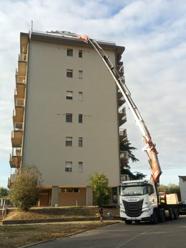 Braccio gru GIB - sollevamento e posizionamento gruppi frigo