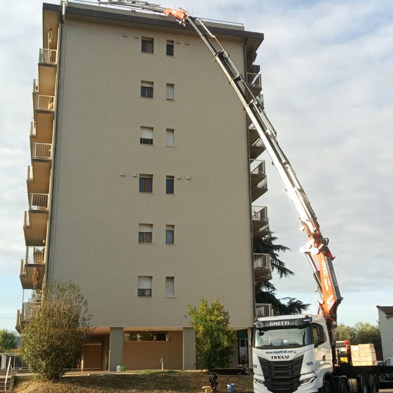 Braccio gru GIB - sollevamento e posizionamento gruppi frigo