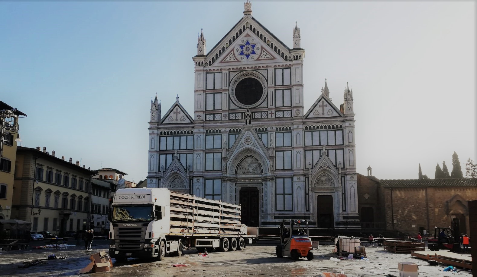 Trasporto materiale fieristico Piazza Santa Croce - Firenze
