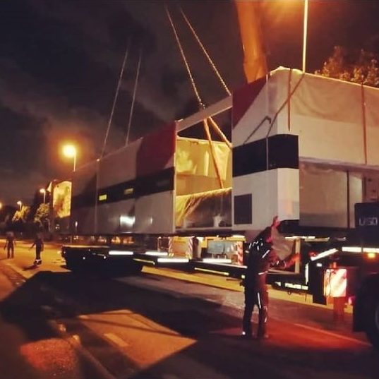 Sollevamento e carico notturno macchinario direzione Svizzera