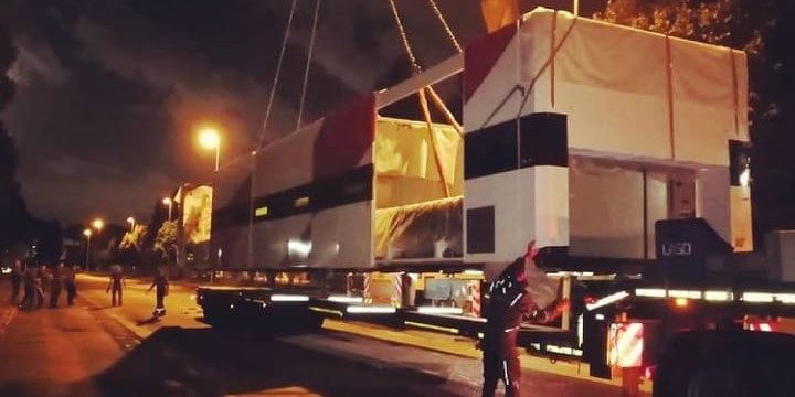 Sollevamento e carico notturno macchinario direzione Svizzera